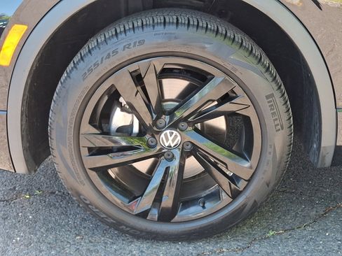 Certified 2023 Volkswagen Tiguan SE R-Line AWD/4WD image 9