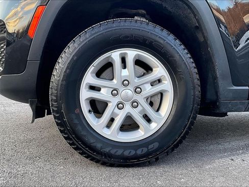 Used 2023 Jeep Grand Cherokee Laredo AWD/4WD image 22
