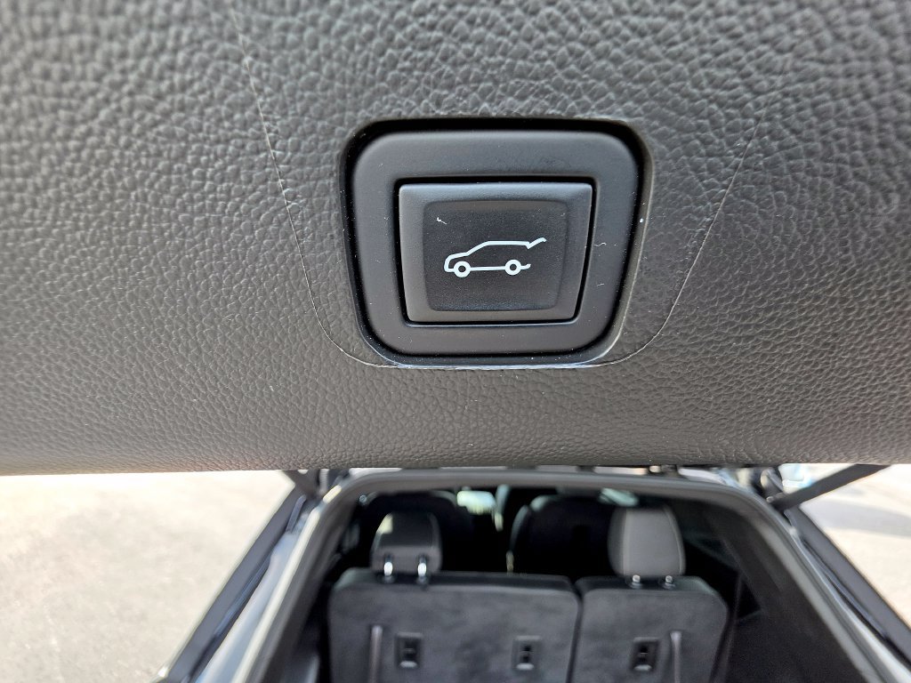 Used 2023 Chevrolet Traverse LT w/ LT Premium Package AWD/4WD image 11