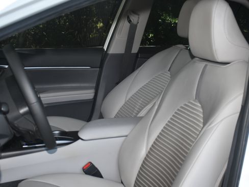 Used 2024 Toyota Camry SE FWD image 11