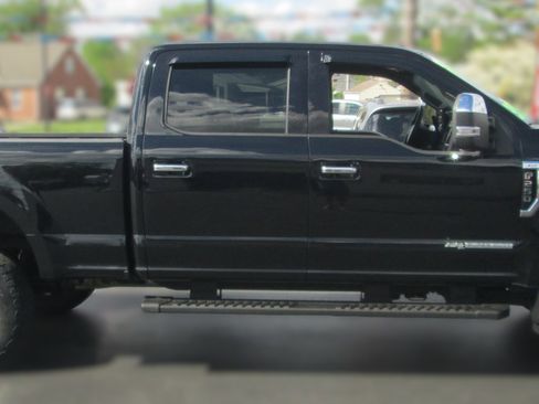 Used 2017 Ford F250 XLT w/ XLT Premium Package image 3