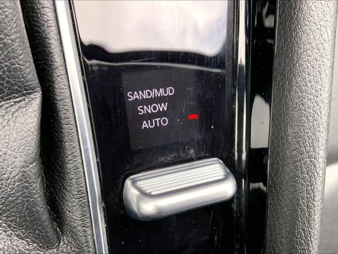 Used 2025 Jeep Compass Limited image 32