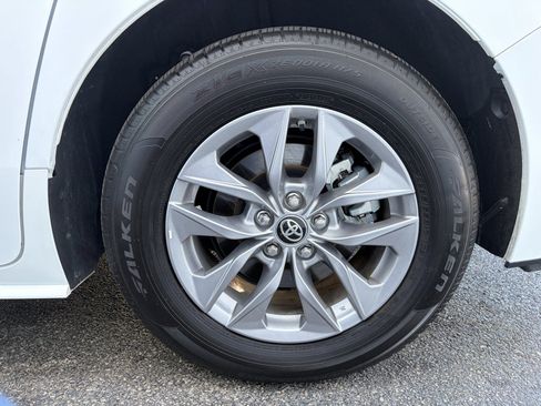 Used 2025 Toyota Sienna LE AWD/4WD image 34