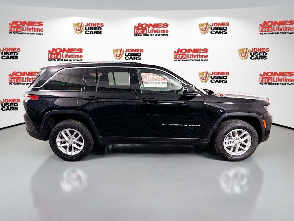 Used 2023 Jeep Grand Cherokee Laredo AWD/4WD image 15