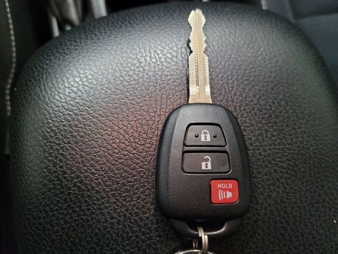 Used 2018 Toyota RAV4 XLE AWD/4WD image 32
