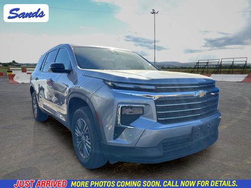 Used 2025 Chevrolet Traverse LT AWD/4WD image 1