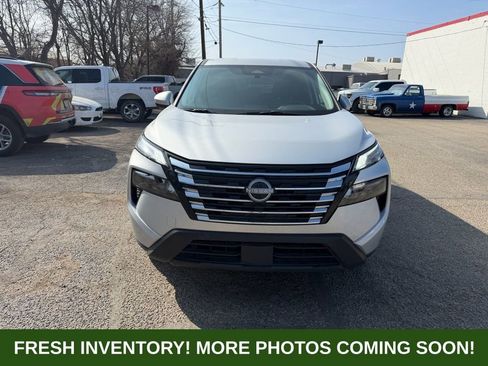 Used 2025 Nissan Rogue SV image 3