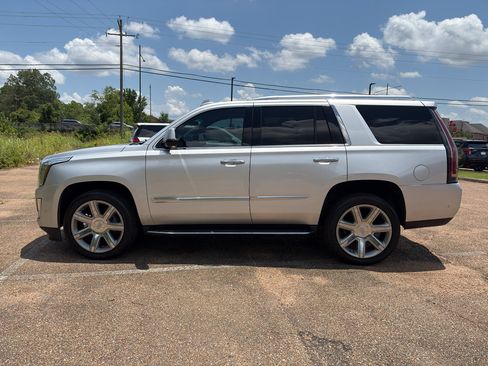Used 2019 Cadillac Escalade Luxury RWD image 9