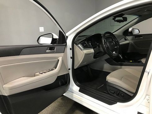 Used 2018 Hyundai Sonata SEL w/ Tech Package 02 FWD image 9
