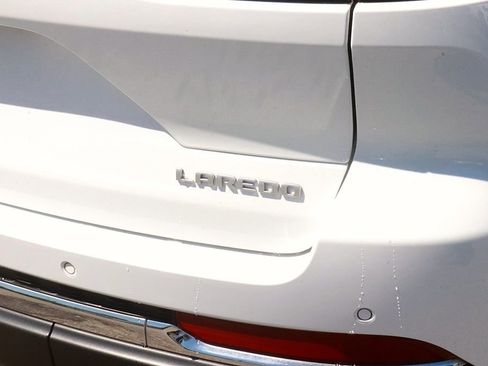 Used 2024 Jeep Grand Cherokee Laredo AWD/4WD image 8