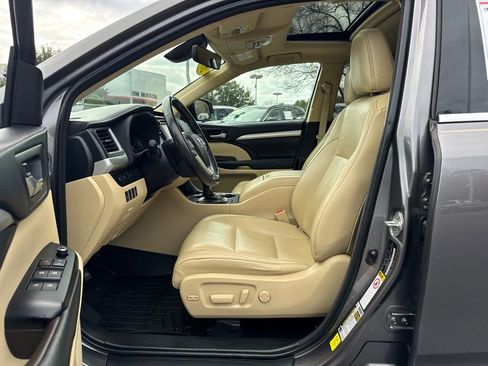 Used 2018 Toyota Highlander XLE image 26