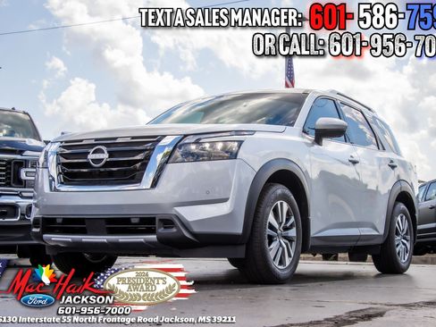 Used 2025 Nissan Pathfinder SL AWD/4WD image 2