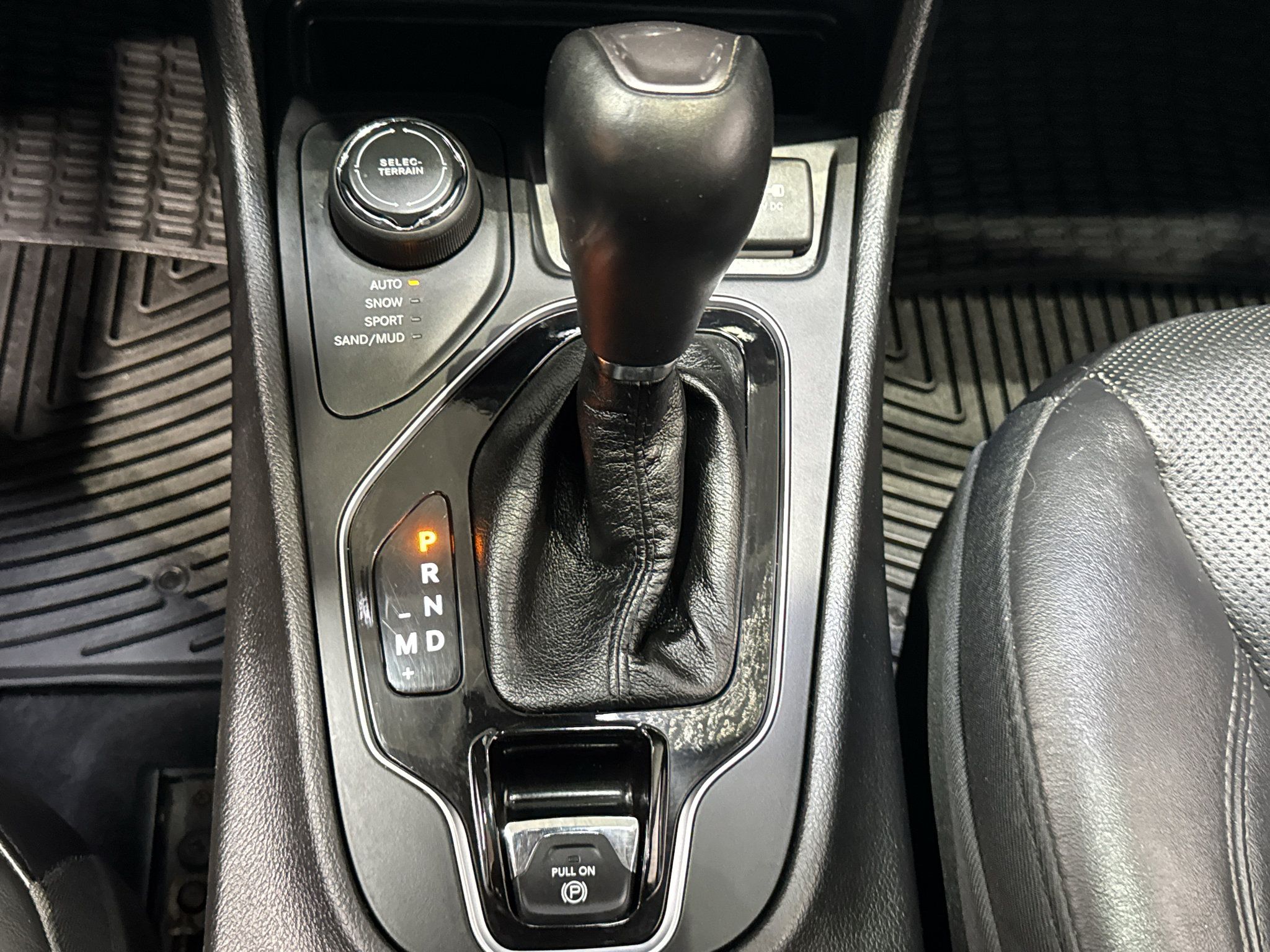 Used 2019 Jeep Cherokee Limited w/ Technology Group AWD/4WD image 32