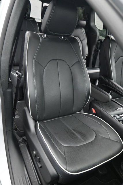 Used 2026 Chrysler Pacifica Limited FWD image 16