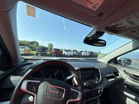 Used 2022 GMC Terrain SLT w/ Tech Package FWD image 16