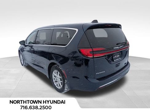 Used 2024 Chrysler Pacifica Touring-L image 3