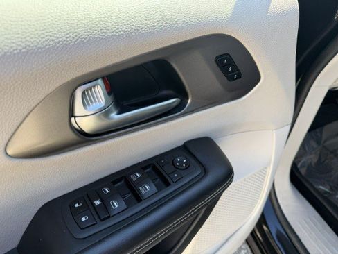 Used 2023 Chrysler Pacifica Touring-L FWD image 12