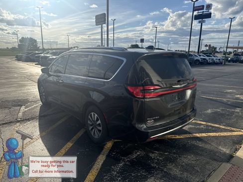 Used 2021 Chrysler Pacifica Touring-L w/ Premium & Safety Sphere Group FWD image 3