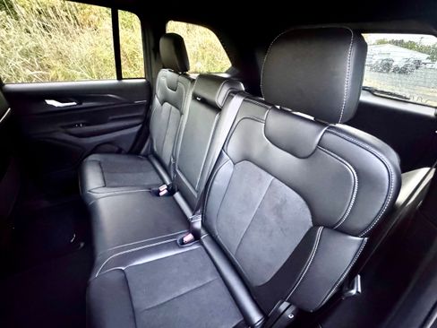 New 2025 Jeep Grand Cherokee Altitude image 9