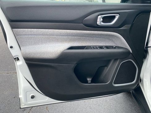 Used 2024 Jeep Compass Latitude image 10