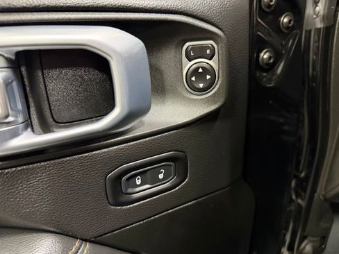 Used 2022 Jeep Wrangler Unlimited Sahara AWD/4WD image 19