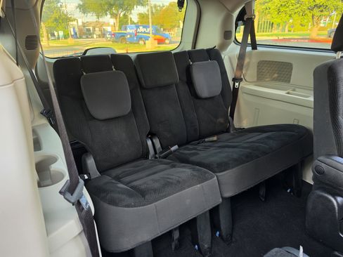 Used 2019 Dodge Grand Caravan SE FWD image 18