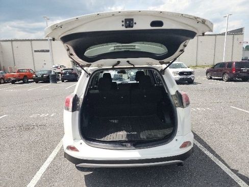 Used 2017 Toyota RAV4 XLE AWD/4WD image 8