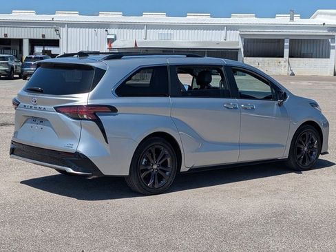 Used 2023 Toyota Sienna XSE w/ XSE Plus Package FWD image 5