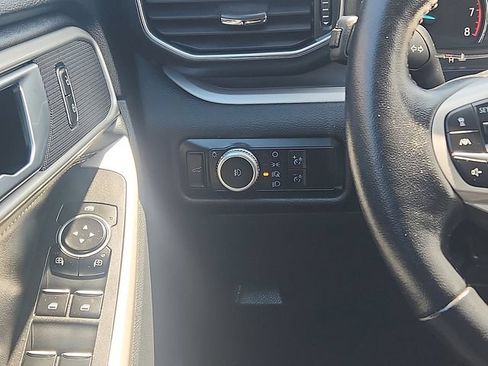 Used 2022 Ford Explorer XLT w/ Equipment Group 202A AWD/4WD image 14