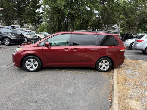 Used 2011 Toyota Sienna LE image 4