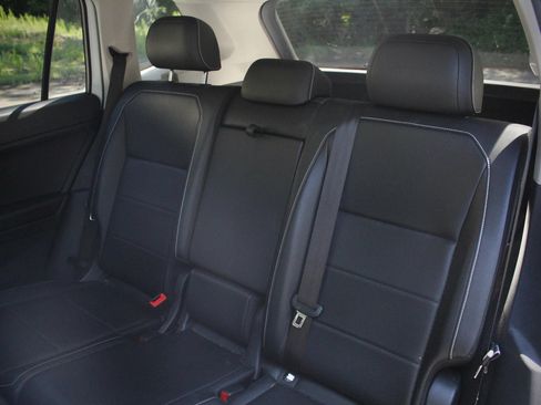 Used 2021 Volkswagen Tiguan SE w/ Panoramic Sunroof Package AWD/4WD image 15