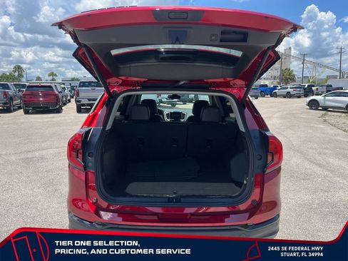 Used 2024 GMC Terrain SLT w/ Tech Package FWD image 10