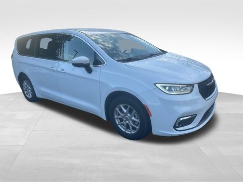 Used 2023 Chrysler Pacifica Touring-L FWD image 29