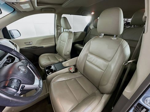 Used 2016 Toyota Sienna XLE image 13