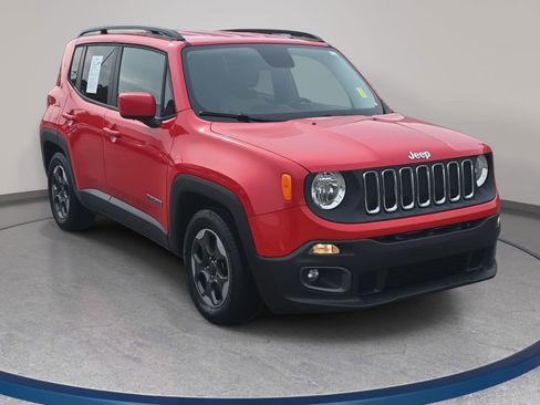 Used 2015 Jeep Renegade Latitude w/ Cold Weather Group II FWD image 3