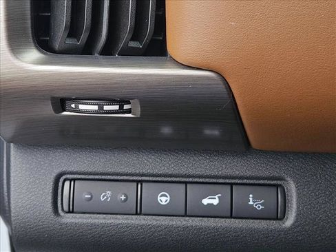 Used 2025 Nissan Pathfinder Platinum AWD/4WD image 11