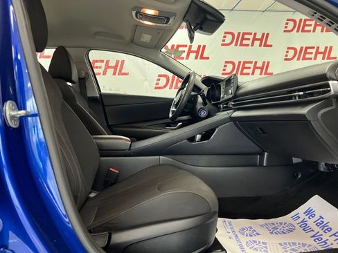 Used 2021 Hyundai Elantra SE FWD image 12