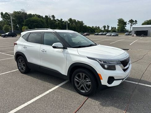 Certified 2023 Kia Seltos S FWD image 2