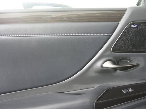 Used 2019 Lexus ES 300h w/ Luxury Package image 13