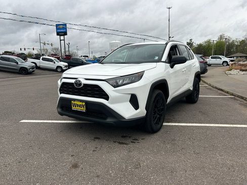 Used 2021 Toyota RAV4 LE image 4
