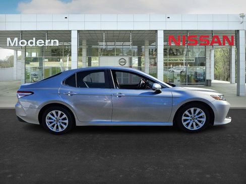 Used 2018 Toyota Camry LE image 3