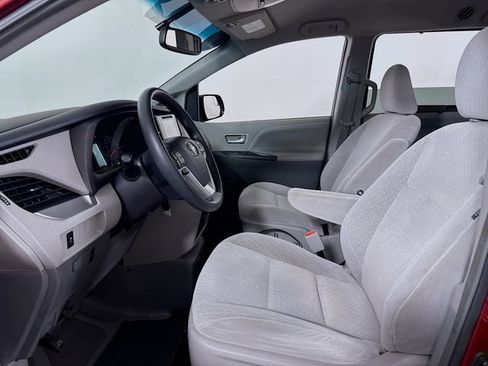 Used 2017 Toyota Sienna LE image 6