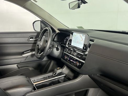 Used 2024 Nissan Pathfinder SL w/ Black Appearance Package image 33