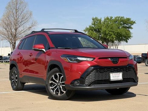 Certified 2024 Toyota Corolla Cross SE image 2