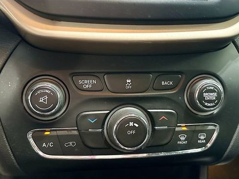 Used 2014 Jeep Cherokee Latitude w/ Cold Weather Group AWD/4WD image 13