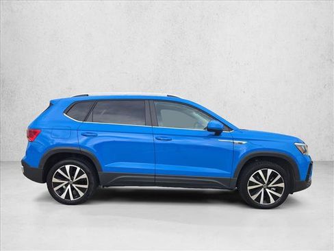 Used 2023 Volkswagen Taos SE w/ Panoramic Sunroof Package FWD image 8