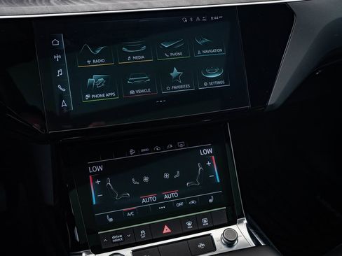 Used 2022 Audi e-tron Premium w/ Convenience Plus Package image 30