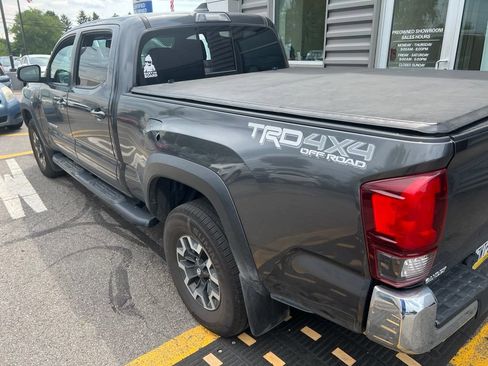 Used 2018 Toyota Tacoma TRD Off-Road AWD/4WD image 9