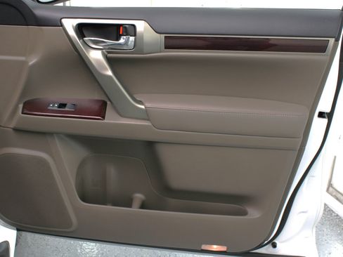 Used 2017 Lexus GX 460 Premium image 53