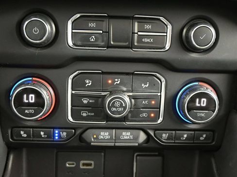 Used 2021 Chevrolet Tahoe Premier w/ Premium Package AWD/4WD image 19